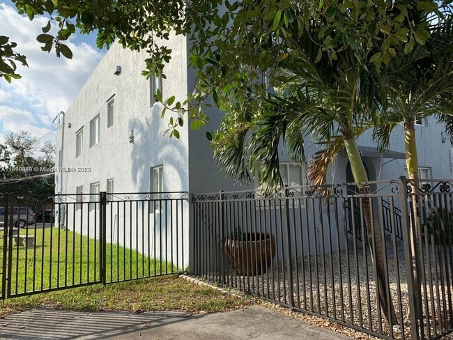 Building Photo - 2500 NE 192 St