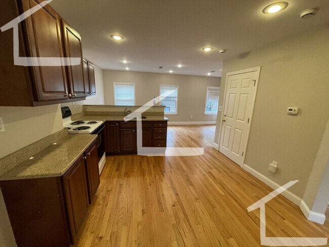 Building Photo - Renovated 1-Bedroom with Parking | Roxbury...