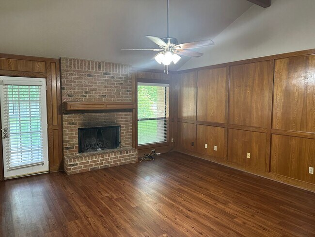 Foto del edificio - College Station - 3 Bedroom - 2 Bath - 2 vehicle car - Fenced in back yard - House.