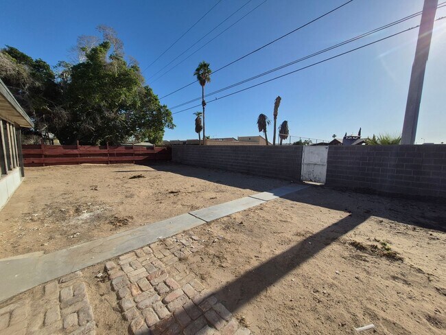 Foto del edificio - Large 4 Bed 2 Bath House