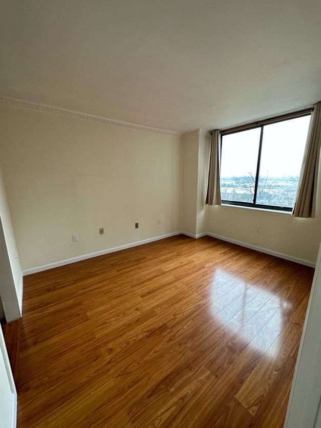 Bedroom with NYC views - 733 Harmon Cove Tower