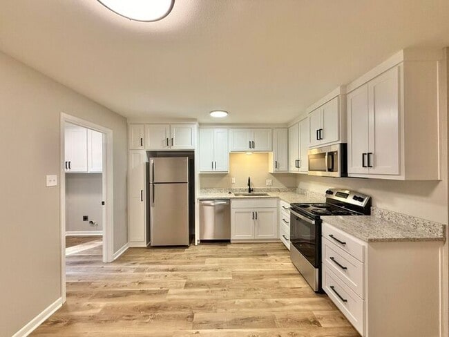 Building Photo - Newly Renovated Duplex for Rent!