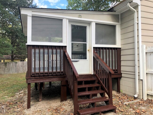 Building Photo - Rancher with Large Back Yard!