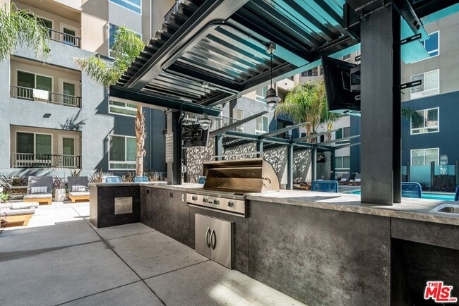 Building Photo - 435 W Los Feliz Rd