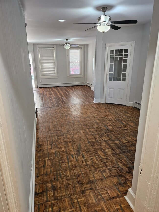 Building Photo - 721 W Oak St