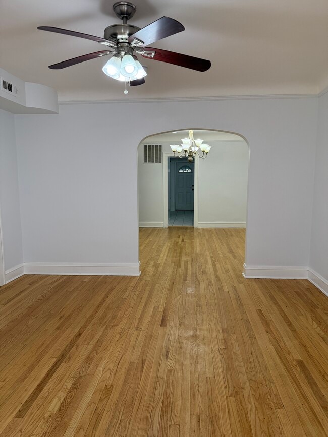 Foto del edificio - 5639 N Artesian Ave