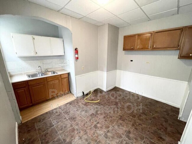 Foto del edificio - 2432 Robertson Ave