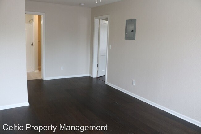 Foto del edificio - 4651-4655 NE Antioch Rd