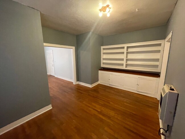 Building Photo - Cute One Bedroom Highland Apartment