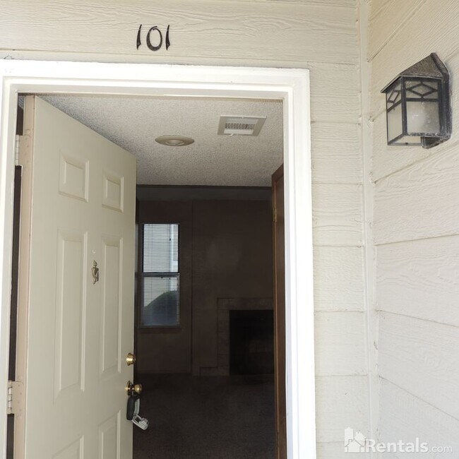 Building Photo - Updated 1 Bed 1 Bath Right Next to Buckley...