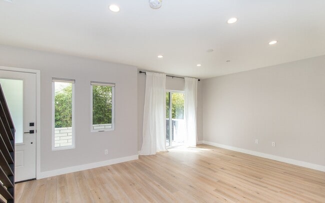 Building Photo - Enjoy Living in Carlsbad Village!