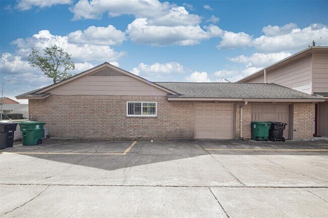 Foto del edificio - 6414 S Briar Bayou Dr