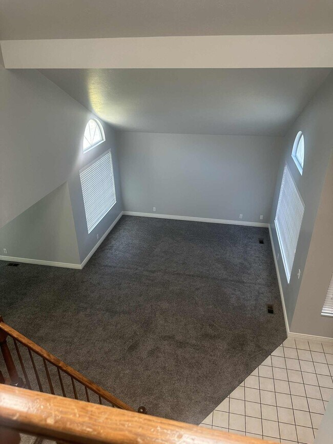 Vista de la sala de estar desde el piso superior - 9228 S Stone Point Pl