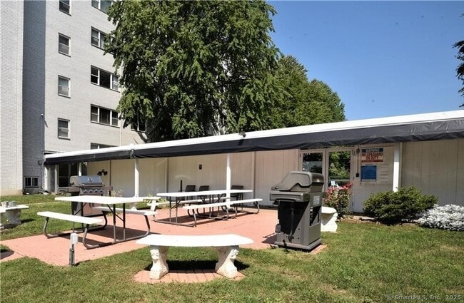 Building Photo - 887 Farmington Ave