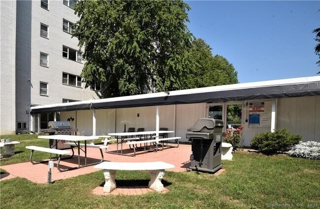 Foto del edificio - 887 Farmington Ave