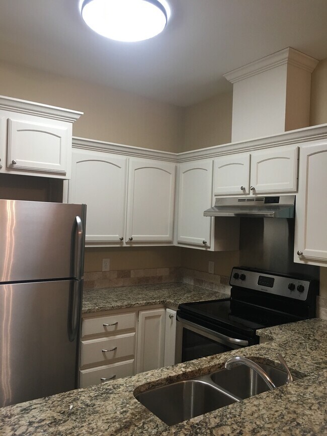 Building Photo - 111 Pinebrook Pl