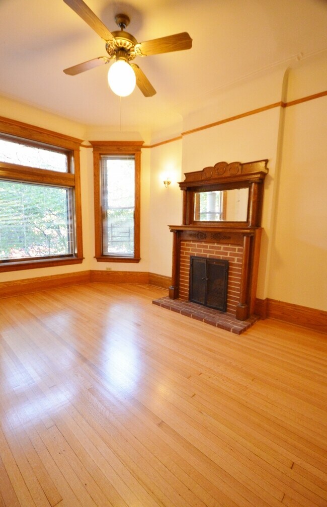 Building Photo - 925 W Newport Ave