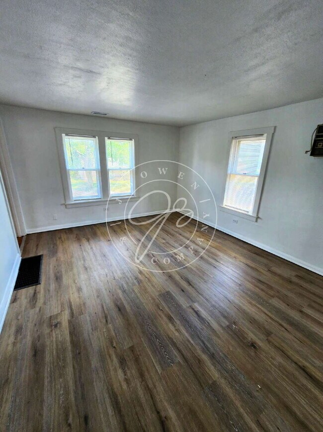 Building Photo - Updated West Toledo Upper unit! 2 Bedroom – Water Included!