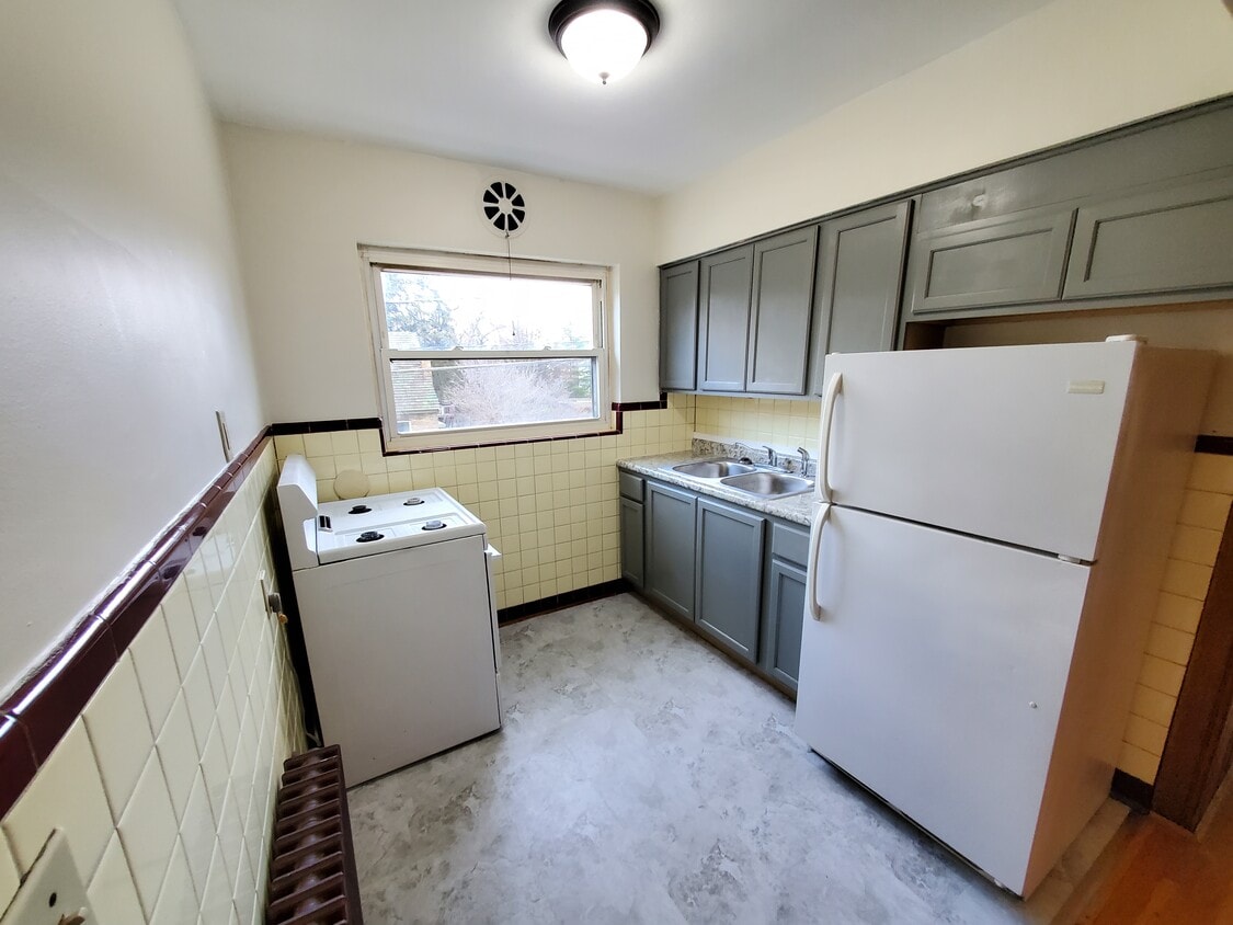 Kitchen - 3358 boudinot ave
