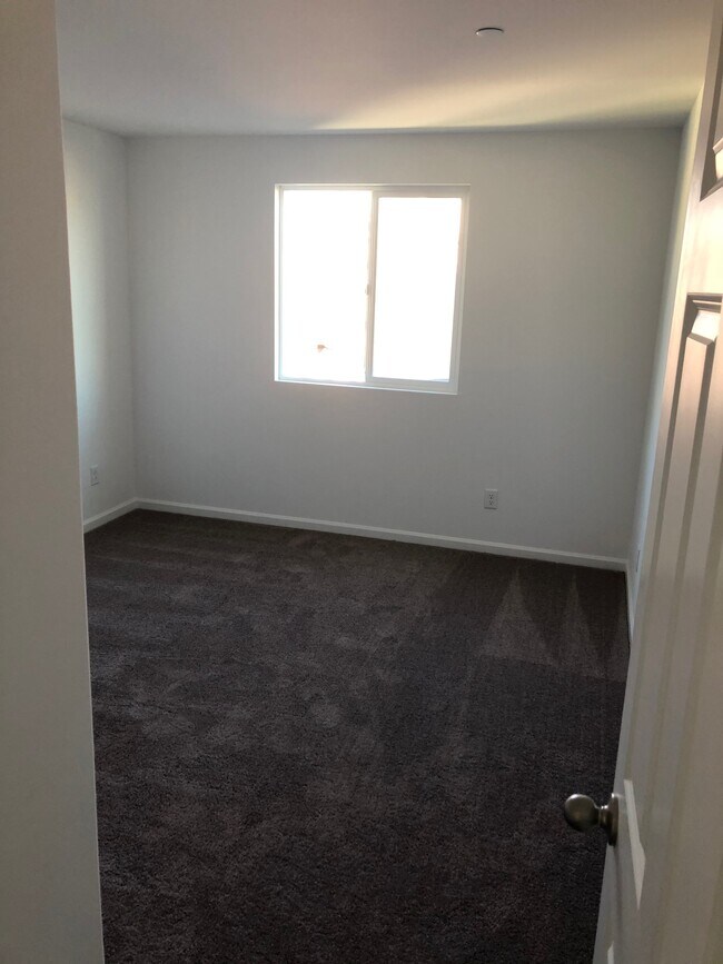 Building Photo - 4864 Lantana Dr