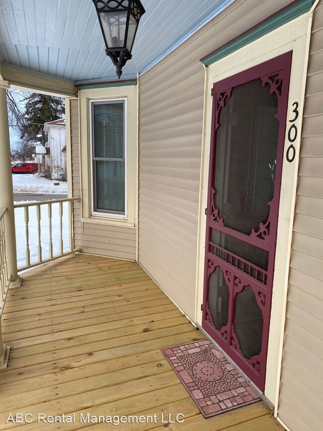 Building Photo - 4 br, 1.5 bath House - 300 S Main St