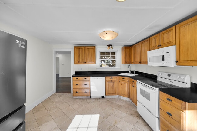 Building Photo - 945 Glastonbury Turnpike