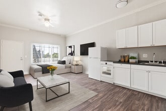 Building Photo - Bright & Sunny Studio w/ All New Renovation!!