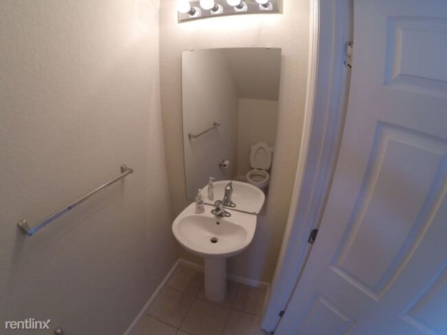 Building Photo - 2 br, 2 bath Townhome - 4914 SW 45th Cir