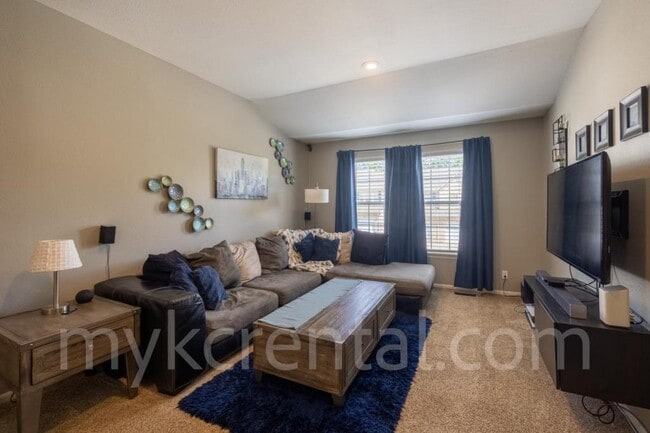 Foto del edificio - 1201 N Mart-way Dr