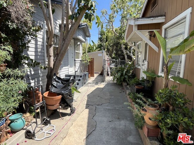 Foto del edificio - 424 N Venice Blvd