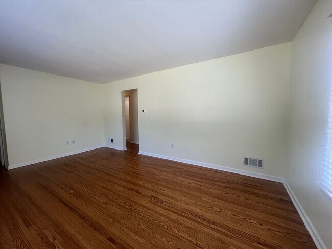 Building Photo - 2 Bed, 1 Bath Single-Family Home Close to ...