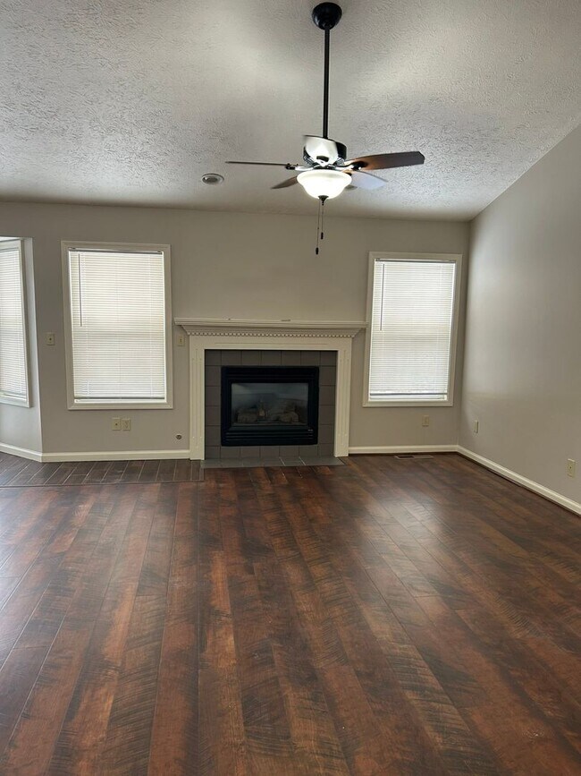 Foto del edificio - 1623 Lionheart Ln