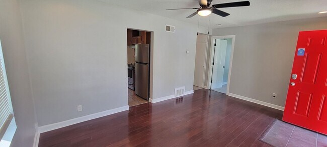 Foto del edificio - 2 bedrooms 1 bath