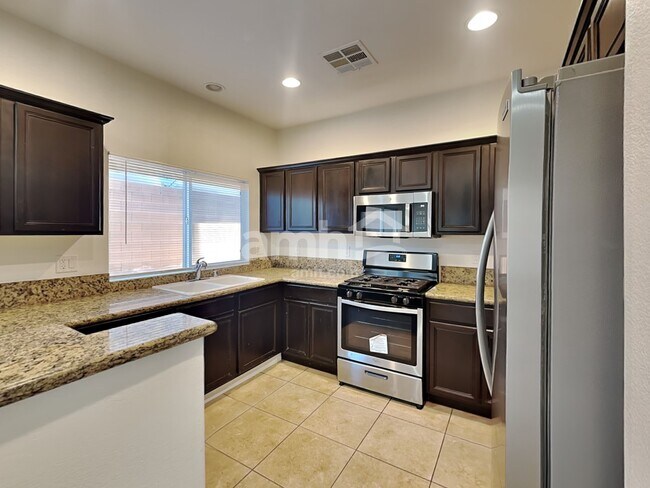 Foto del edificio - 1010 Maple Pines Ave