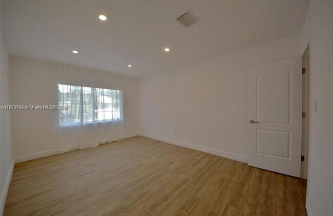 Building Photo - 510 Bird Rd