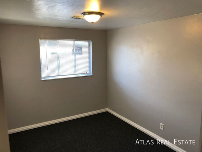 Building Photo - 1 Bed Apartment w/ Private Backyard!