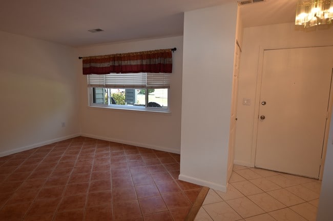 Living - 1029 Cedar Ridge Ct