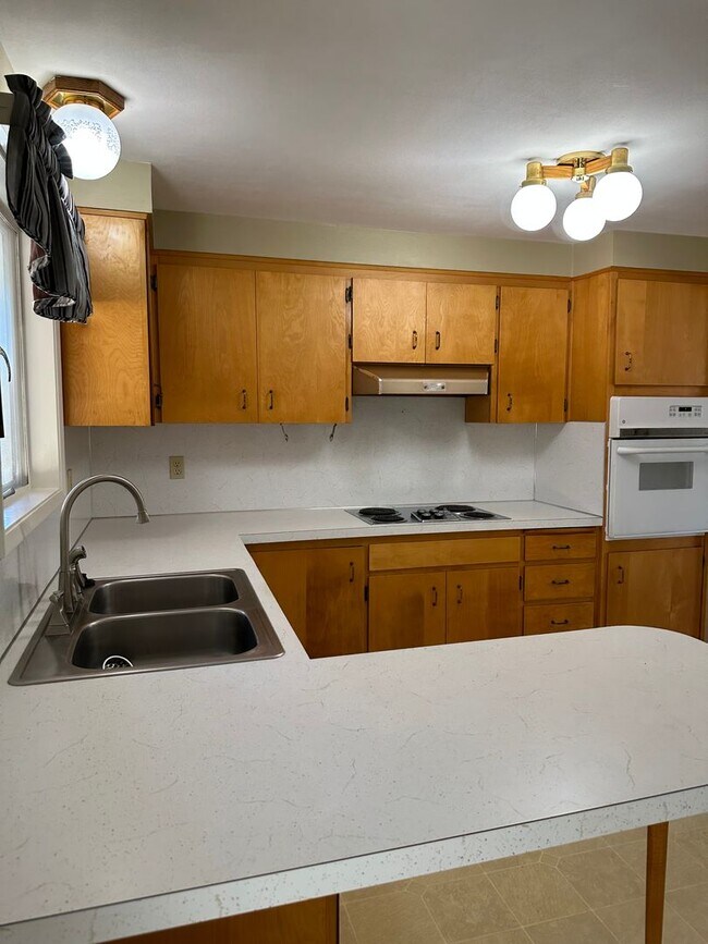 Building Photo - 3 Bedroom ~ 1 Bathroom House with Large Yard!