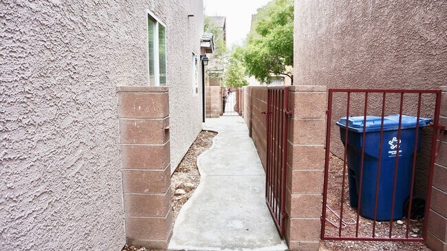 Building Photo - Beautiful townhome 3 bed 2.5 bath for rent