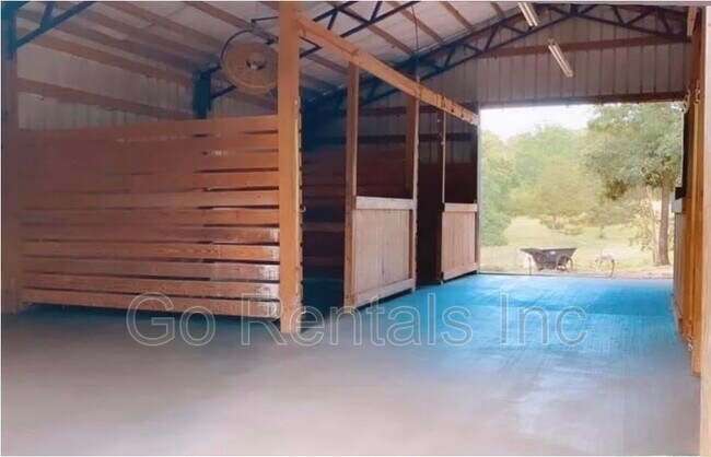 Foto del edificio - 12839 Davis Creek Rd