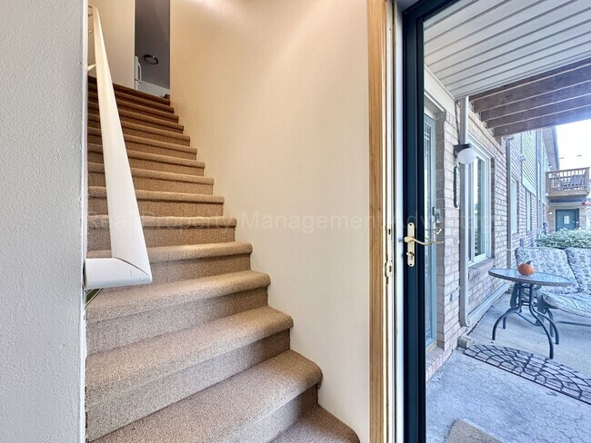 Foto del edificio - Spacious 2 Bed Condo with Attached Garage