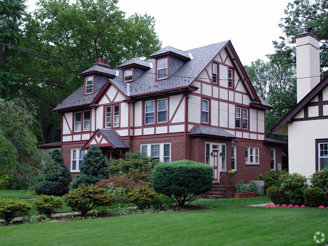 Building Photo - 200 E Maple Ave