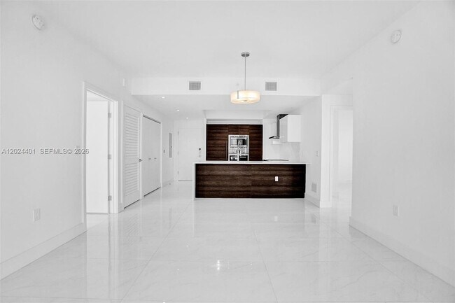 Foto del edificio - 301 Altara Ave