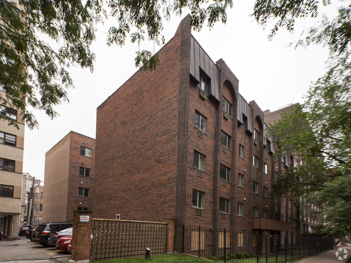 Primary Photo - 5820 N Sheridan Rd