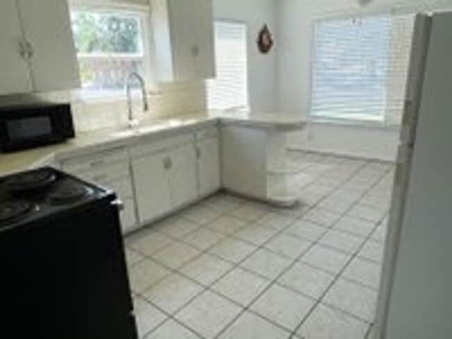 Building Photo - Carlson Duplex