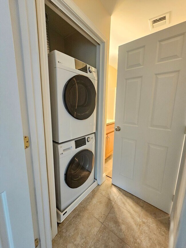 Foto del edificio - Spacious 2 Bed, 1 Bath Condo