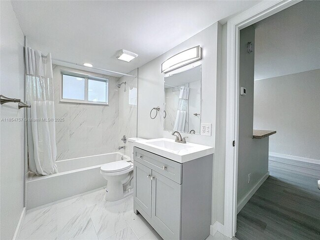 Foto del edificio - 901 NE 18th Ct
