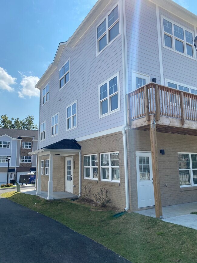 Building Photo - 2008 Ocean Dr NW