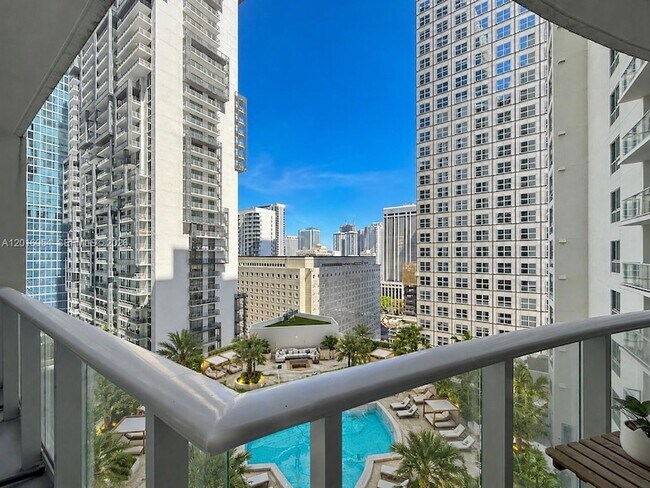 Foto del edificio - 300 S Biscayne Blvd