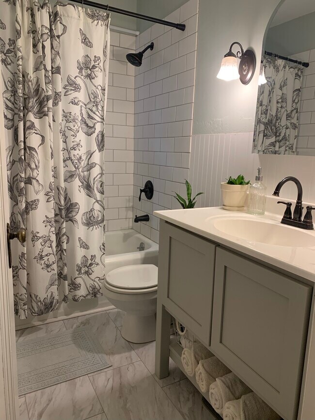 Foto del edificio - 1412 Rainbow Dr